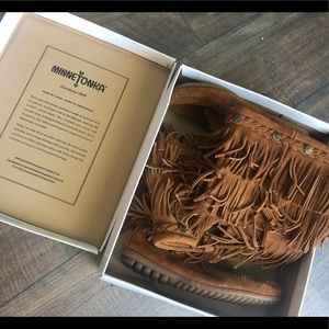 Minnetonka 5 layer fringe boot